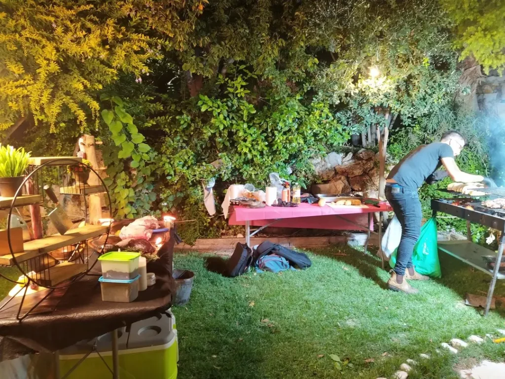ארוחה בחצר האחוזה